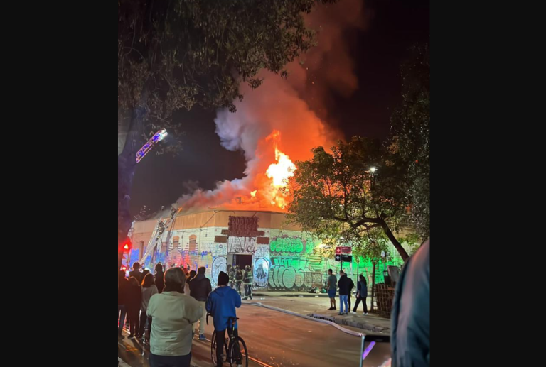 Reportan incendio en el centro de Santiago: Al menos 19 carros de Bomberos acuden a la emergencia