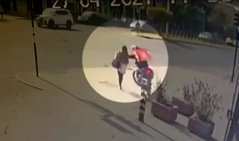 Encuesta revela que el 88% de las jóvenes en Chile se sienten inseguras al caminar de noche