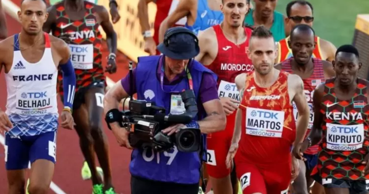 ¡Casi la arruina! Distraído camarógrafo se coló en medio de competidores de la final del Mundial de Atletismo