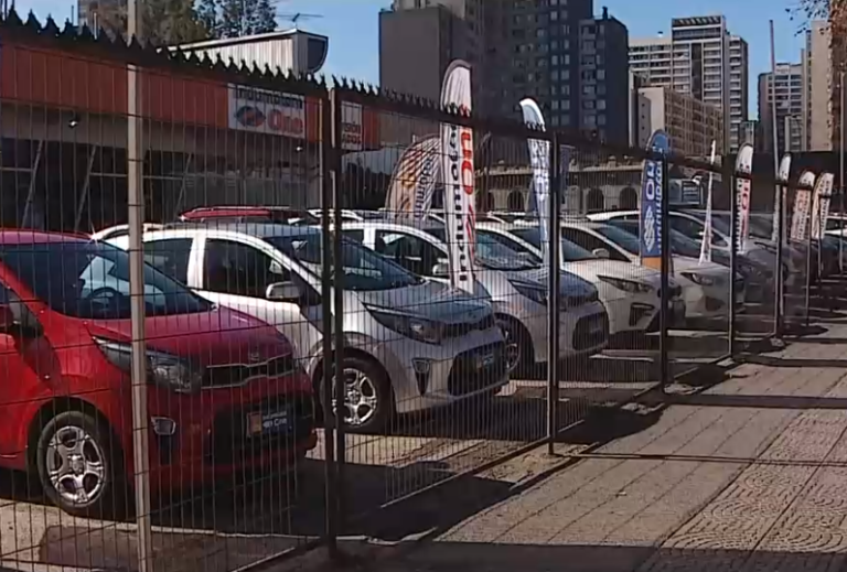 Mujer denuncia que se quedó sin seguro para su auto por tener uno de los modelos más robados en Chile