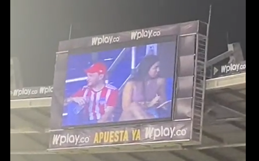 ¿Engaño o vergüenza? El incómodo momento que capturó una Kiss Cam y que se volvió viral por las reacciones