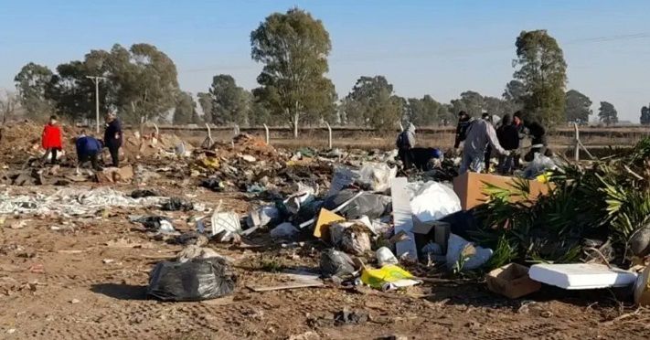 Había más de $78 millones en un basural: Locura en Argentina tras hallazgo de ropero que tenía billetes