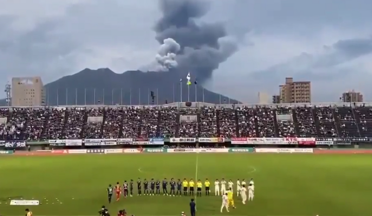 Ni se inmutaron: Partido de fútbol en Japón se jugó con un volcán erupcionando de fondo