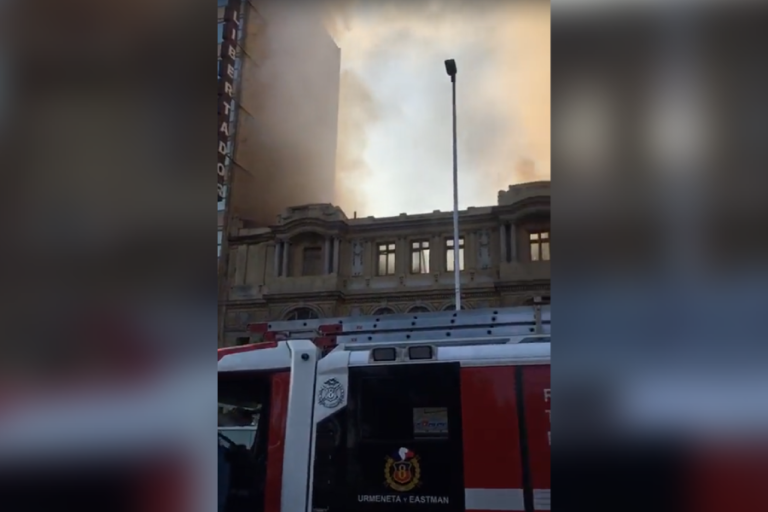Incendió afectó a edificio de Casa Royal en pleno centro de Santiago: Bomberos controló las llamas