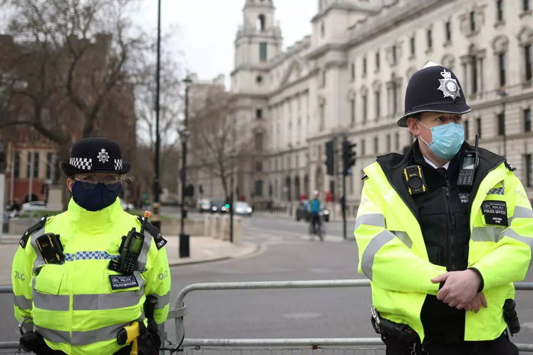 Mujer estuvo muerta en el sofá de su departamento durante 2 años y nadie se dio cuenta