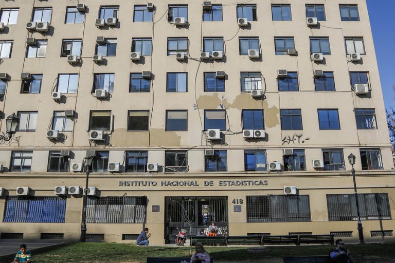 INE: Promedio de ingreso laboral subió levemente, pero se mantiene brecha entre hombres y mujeres