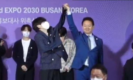 Critican a político surcoreano por torcer el brazo de V de BTS en ceremonia pública