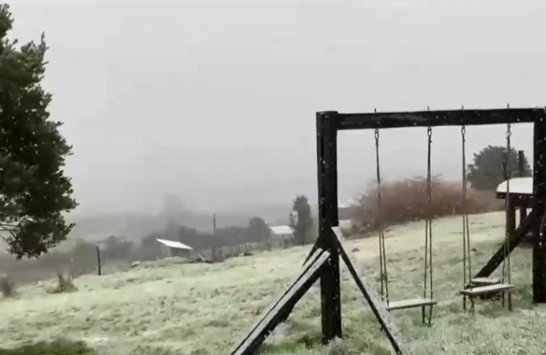 ¿Por qué ocurrió el fenómeno? Las imágenes que dejó la sorpresiva caída de nieve en Chiloé