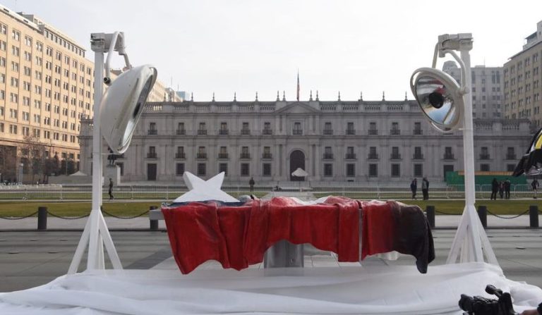 Escultura de bandera chilena en una camilla fue instalada frente a La Moneda: ¿Qué significa?