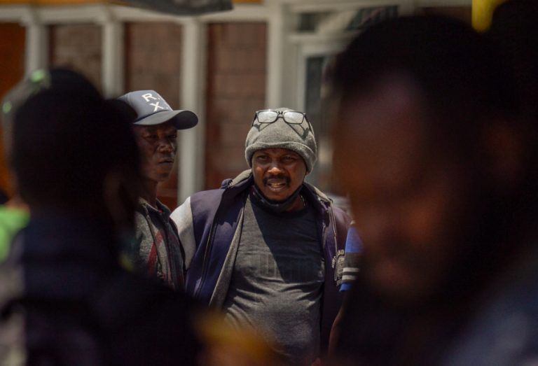 Autoridades hallan a 225 migrantes ocultos en una bodega en el Estado de México