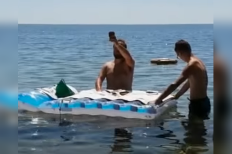 Todo terreno: Polémica desatada en Italia por cura que celebró misa arriba de un colchón inflable