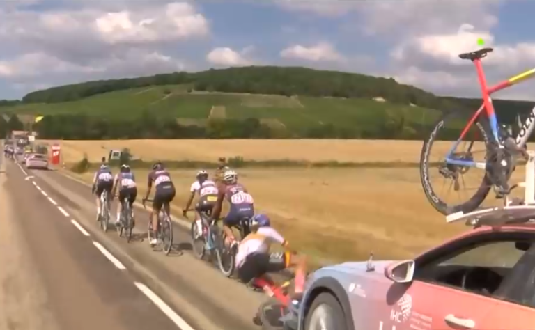 Tour de Francia: Captan momento exacto en que ciclista fue atropellada por el auto de su propio equipo