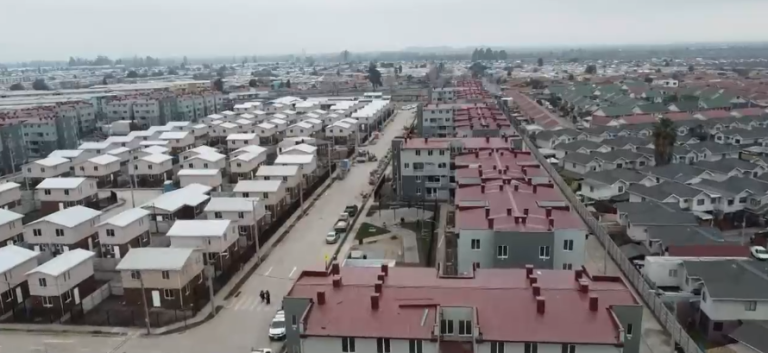 Vecinos defienden sus futuras viviendas con palos y piedras por miedo a que sean usurpadas