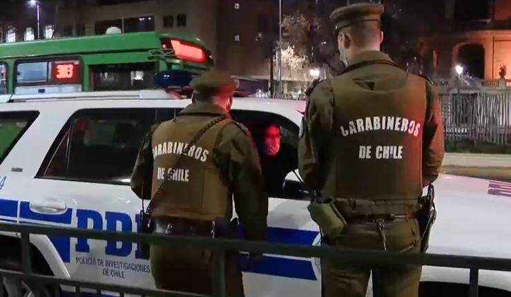 Nuevo caso de violencia en la Alameda: Al menos tres personas habrían sido apuñaladas en plena calle