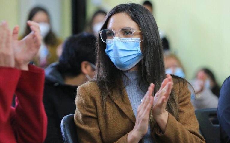 Camila Vallejo defiende rol del gobierno por campaña: 