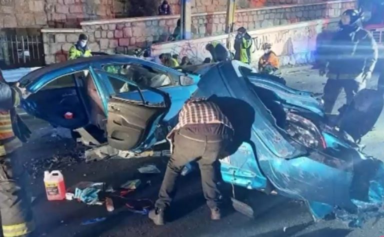 Impactante registro: Auto con siete pasajeros colisionó y se partió en dos