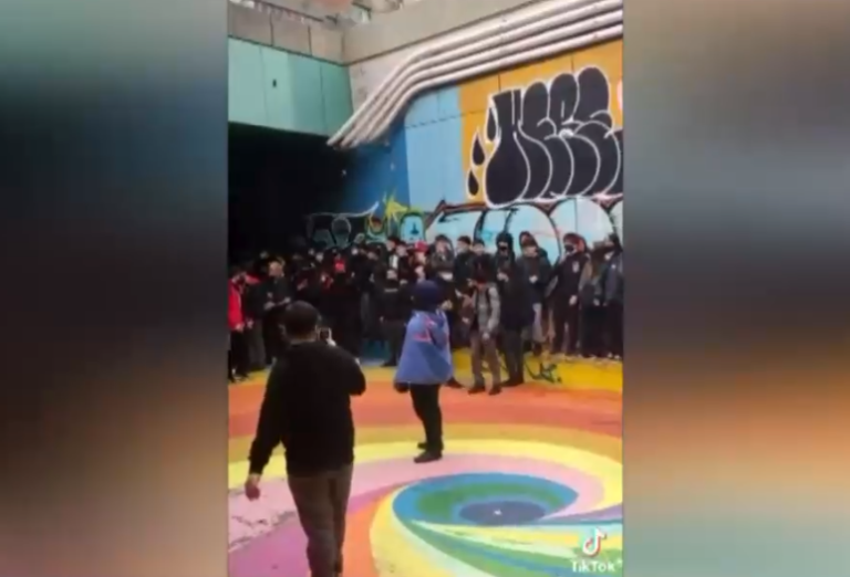 Con apuestas incluidas: Preocupación por escolares peleando en pleno paseo Bandera