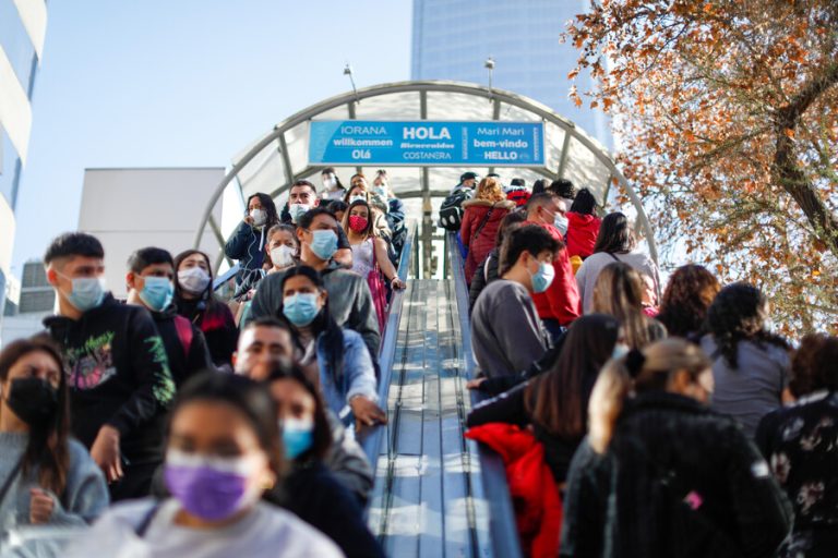 Precios excesivos y engaños a turistas: Las graves denuncias contra taxistas a la salida de Costanera Center