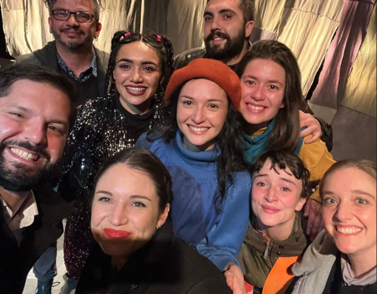 Pdte. Boric evidenció su asistencia al teatro para adelantarse a comentarios tipo 