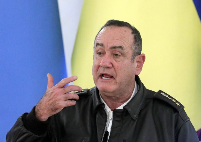 Presidente de Guatemala sufre atentado armado este sábado durante una gira