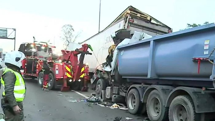 Grave accidente en Renca: Dos camiones colisionaron provocando corte de tránsito