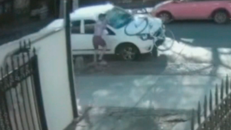 Impactante registro: Camioneta arrasó con una bicicleta tras una discusión con ciclista