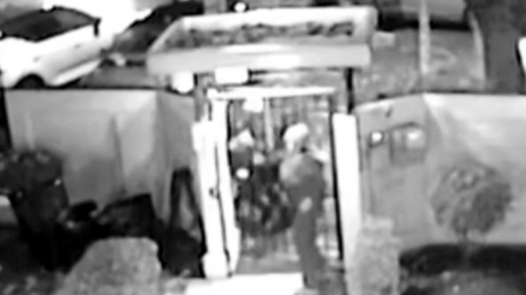 Pareja intentó huir de violento asalto en San Miguel: Lanzaron sus cosas al interior de un condominio