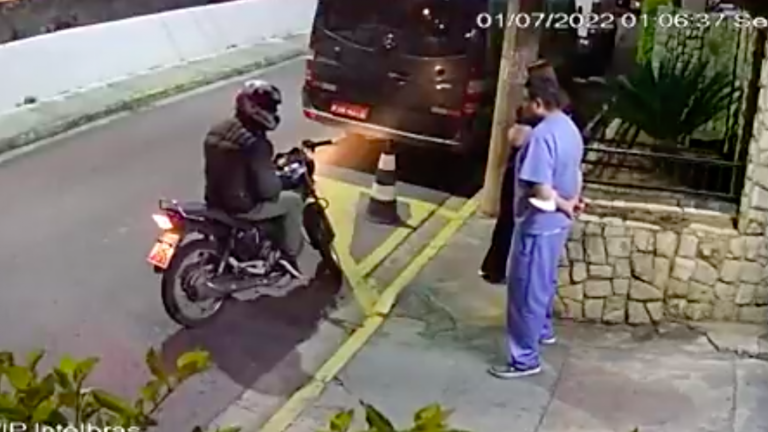 Motociclista intentó asaltar a una pareja pero terminó golpeado en el suelo