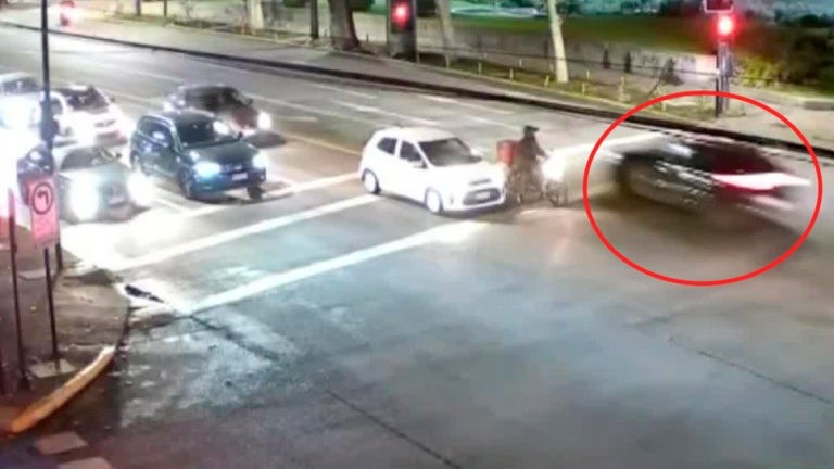 Cámaras de tránsito captaron el momento en que JC Rodríguez escapa a toda velocidad de intento de encerrona