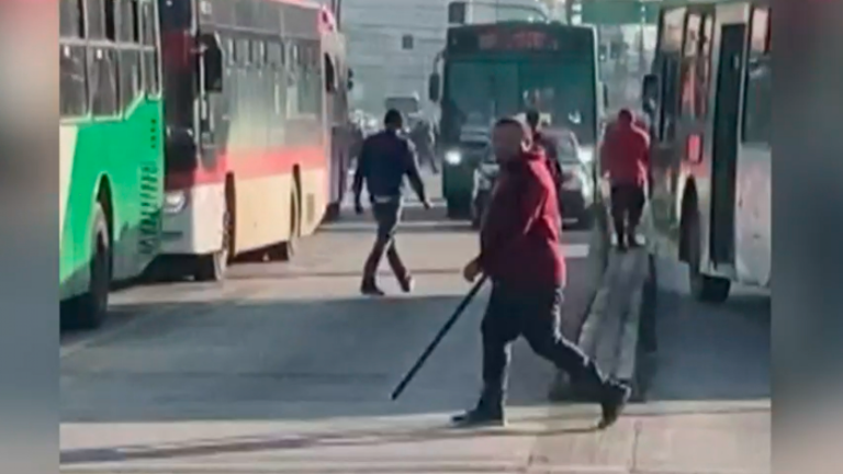 Conflicto en Maipú: Registran violenta pelea entre choferes en paradero no autorizado