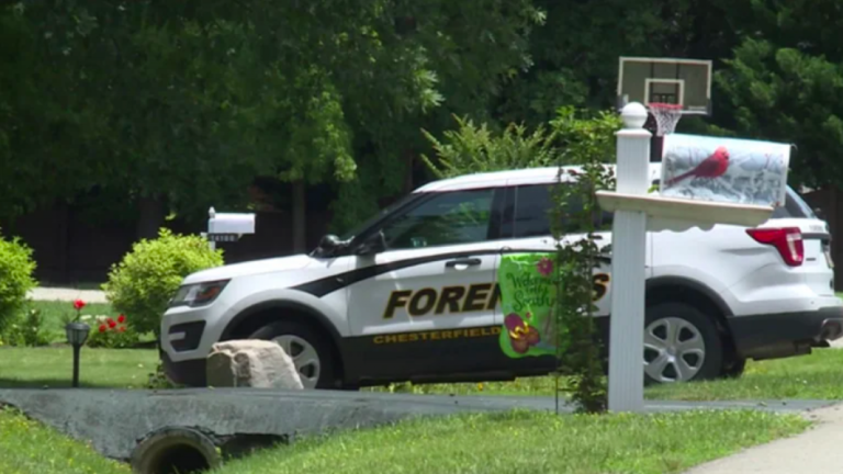 ¡Lo olvidó al interior del auto! Padre se suicidó tras dejar morir a su hijo por accidente