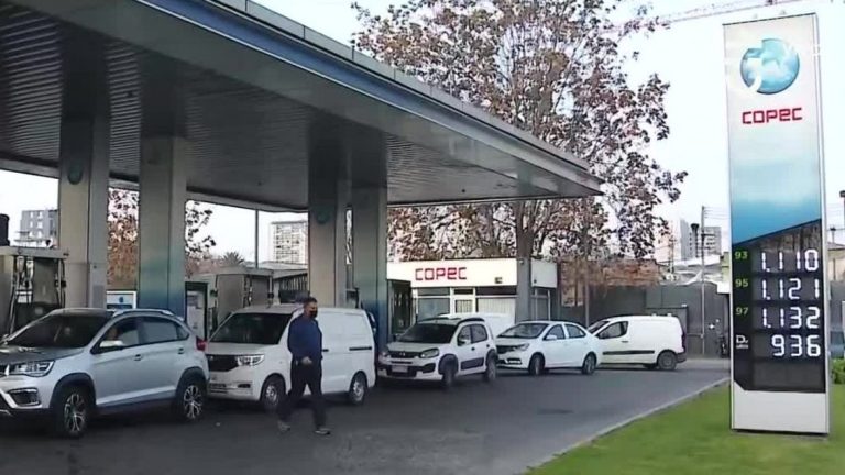 Alza histórica: Bencinas han subido 29% en un año