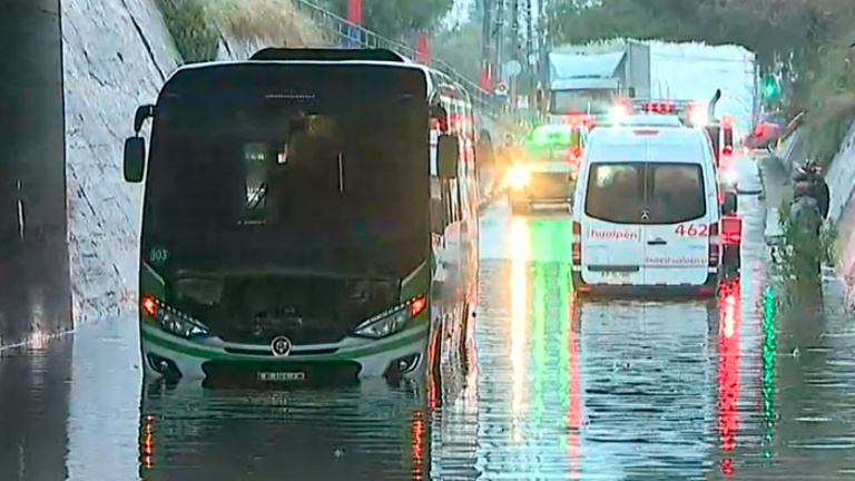 Autos atrapados por lluvias: Paso nivel inundado en Lo Espejo causó gran congestión vehicular