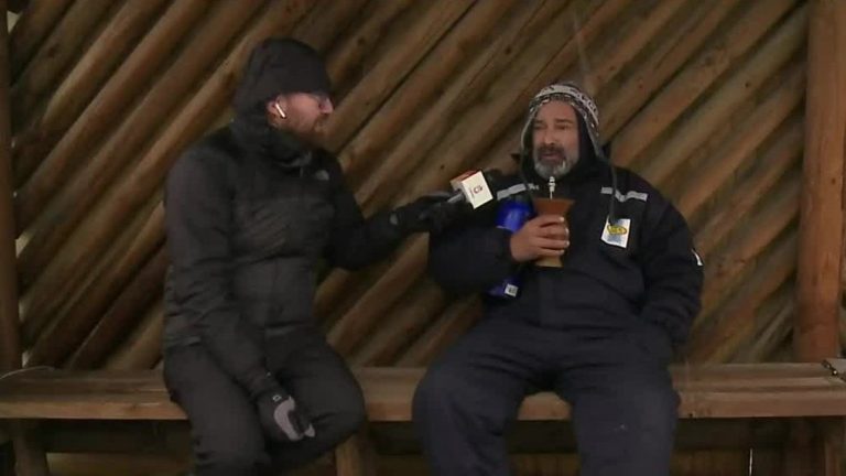 Con mate y películas: Camioneros argentinos esperan con paciencia la reapertura del paso Los Libertadores