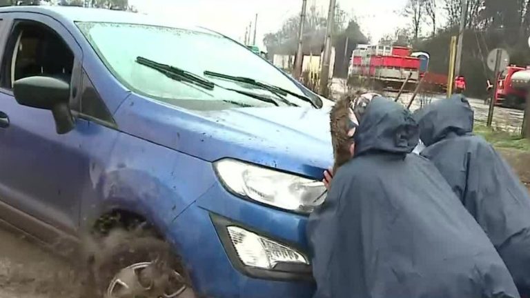 ¡Espectacular momento! Periodistas de Chilevisión y Canal 13 se unieron para liberar a un auto del barro
