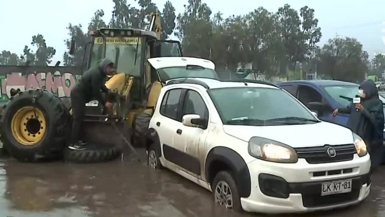 Caos en Camino a Lonquén: Decenas de autos quedaron atrapados por calle inundada