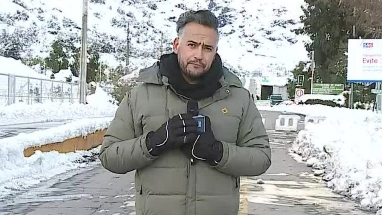 En Paso Los Libertadores: Caravana de barristas de Colo Colo quedó atrapada en la nieve