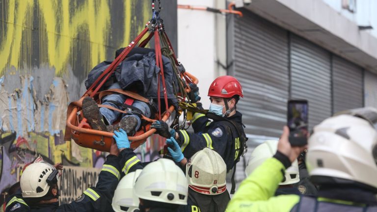 Último minuto: Hombre cae en excavación en la Alameda; hay dos pistas cerradas por el accidente