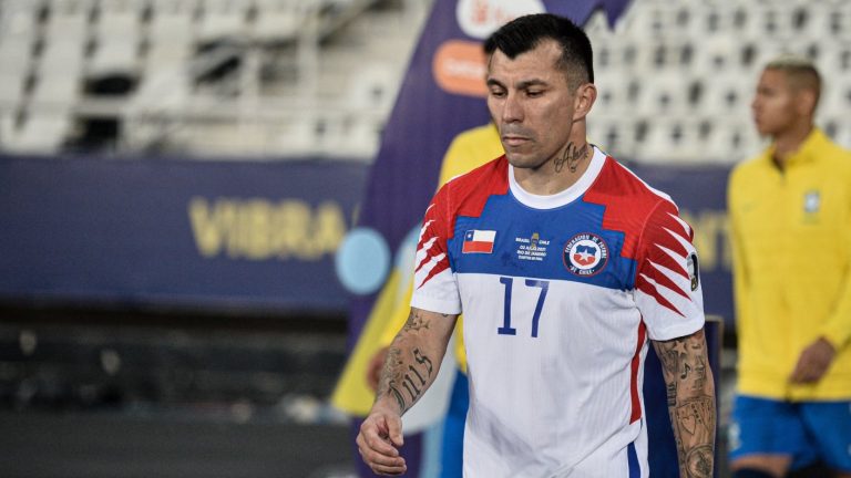 Exfuncionario de la Seremi de Salud demanda a Gary Medel por más de $80 millones: Asegura sufrir un cuadro ansioso-depresivo