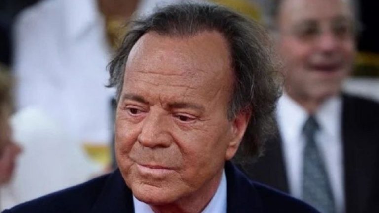 “Está en una silla de ruedas”: Aseguran que Julio Iglesias sufre graves problemas de salud
