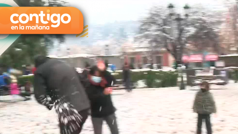 ¡Guerra de nieve en el Cajón! Lucho Ugalde fue atacado a mansalva por un grupo de vecinos en San José de Maipo
