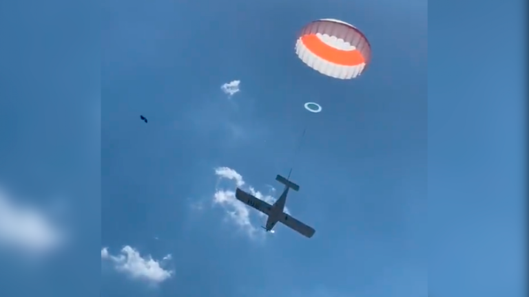 ¡Una reacción veloz! Hombre salvó su vida al accionar paracaídas de un avión