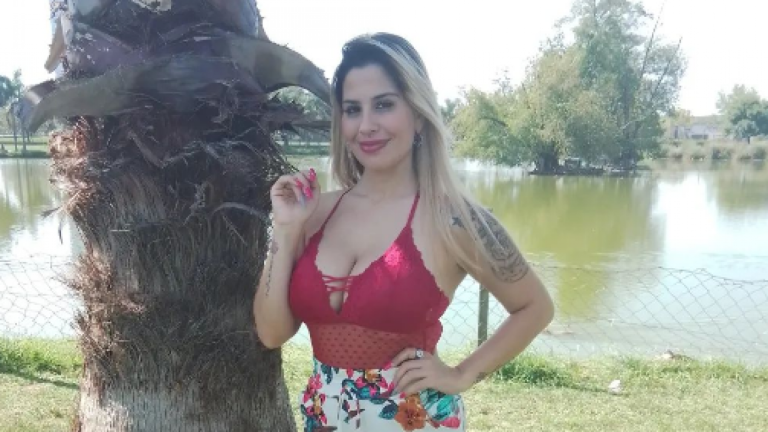 Exigen su despido: Profesora que vende fotografías eróticas y postuló a reality show generó gran polémica