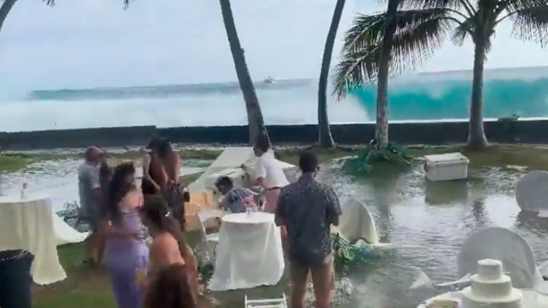 ¡Un gran muro de agua! Dos olas gigantes destruyeron matrimonio en Hawaii