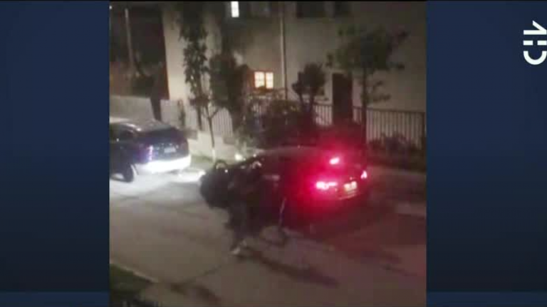 La apuntaron con armas de fuego: Mujer sufrió un violento robo de su vehículo en Independencia