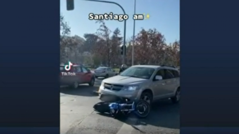 Insólito: Conductor atropelló a motociclista y arrastró su moto por dos kilómetros