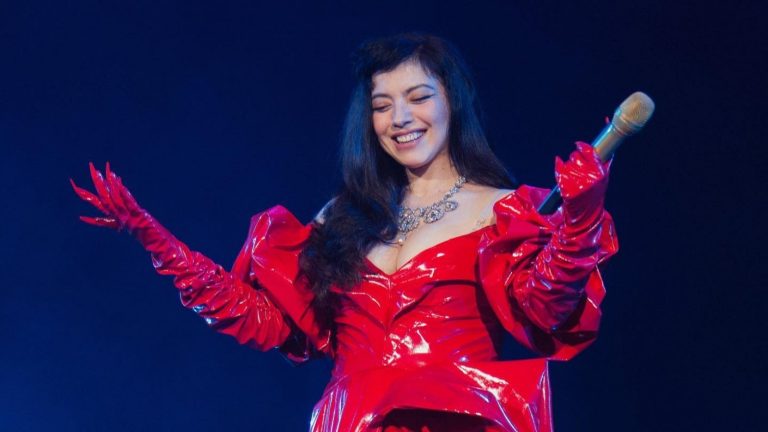 Mon Laferte sigue expandiendo su gira mundial y anuncia su primer show en Venezuela: 