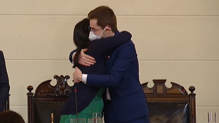 El emotivo instante en que la Convención puso fin a su última sesión, a un año de su formación