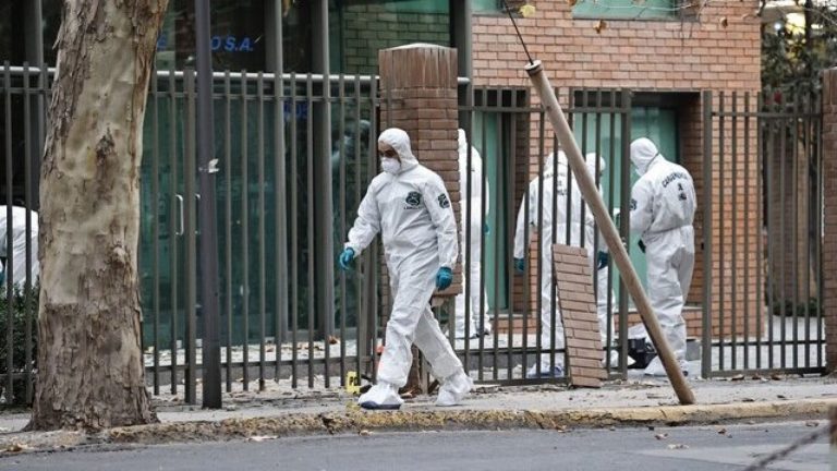 Explosión en Las Condes: Ciclista dejó artefacto explosivo en el frontis de un edificio y huyó