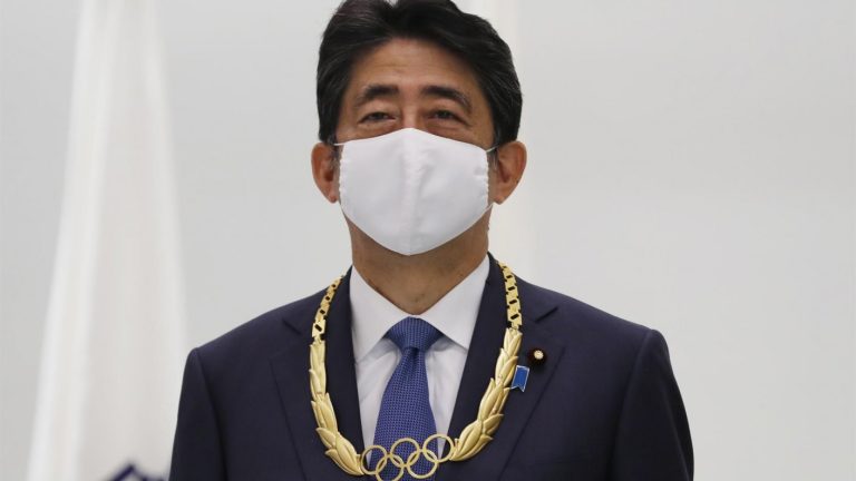 Ex primer ministro japonés en estado grave tras resultar herido a bala durante acto electoral